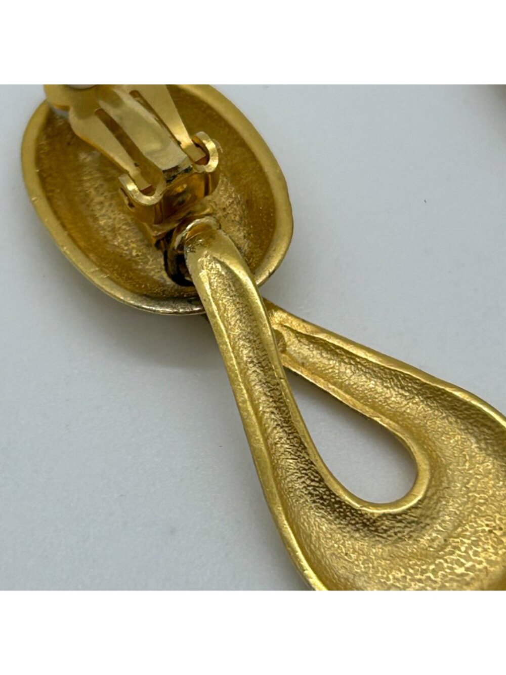 Vintage Teardrop Dangle Clip-On Earrings Gold Tone Brushed Modernist Statement - Picture 8 of 9